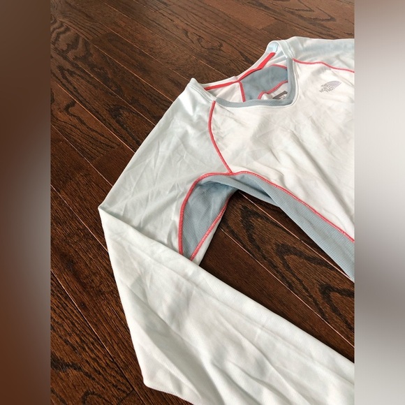 The North Face Women’s S Blue/Pink FlashDry Moisture Wicking Long Sleeve Shirt - Picture 3 of 10